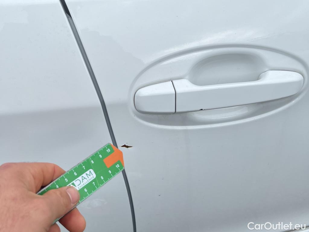  Toyota  Yaris TOYOTA  / 2017 / 5P / berlina con portón 1.5 100H Active #6