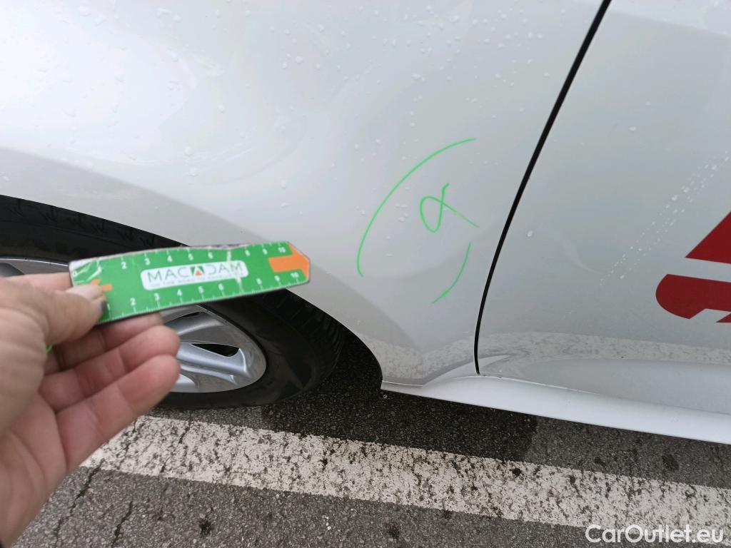  Toyota  Yaris TOYOTA  / 2020 / 5P / berlina con portón 1.5 120H Business Plus #2