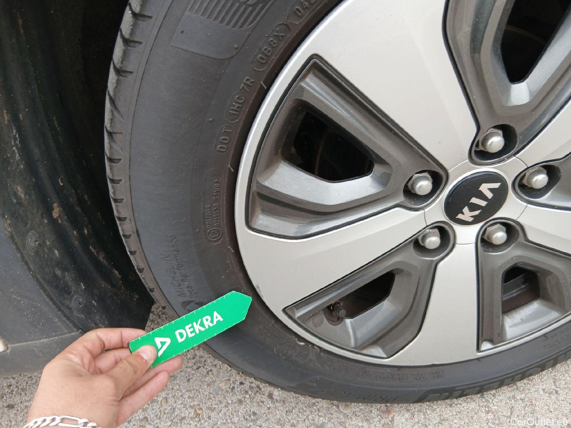  KIA  Niro KIA  Hïbrido Enchufable / 2016 / 5P / crossover 1.6 GDi Híbrido Enchufable 104kW Drive #21