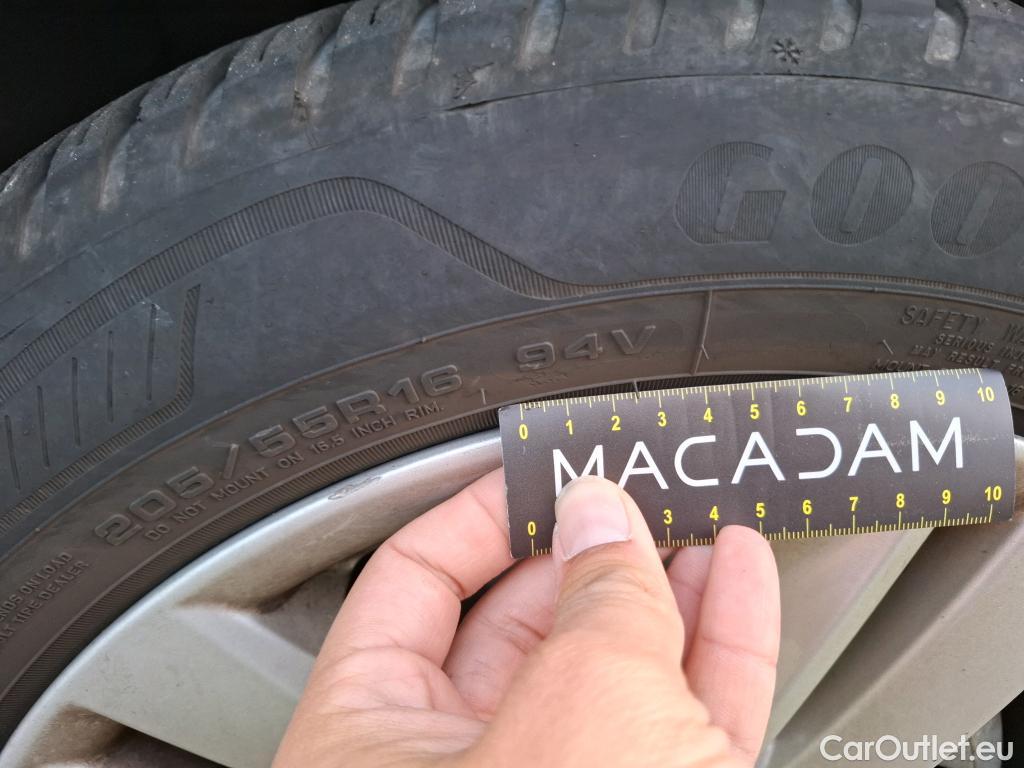  Toyota  Corolla TOYOTA  Touring Sports / 2018 / 5P / Break Hybride 122h Dynamic Business Stage Acad #24