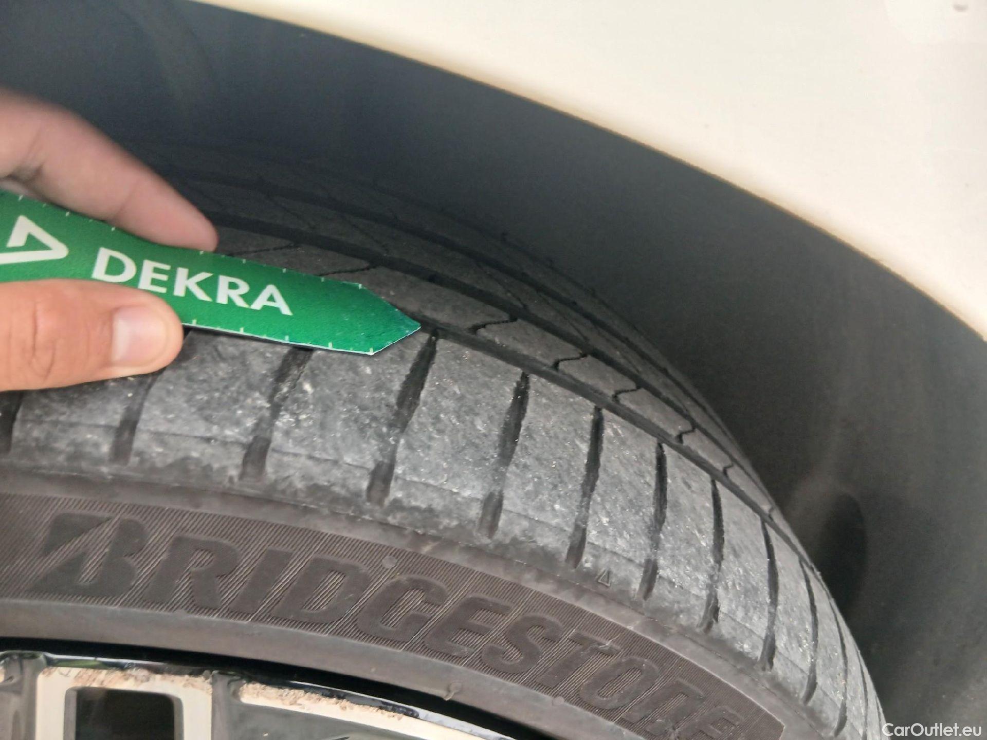  Mercedes  A-Klasse Clase A A 250 e (177.086)Premium-Pack 1.3 AMG Line 220CV AT8 E6d #2