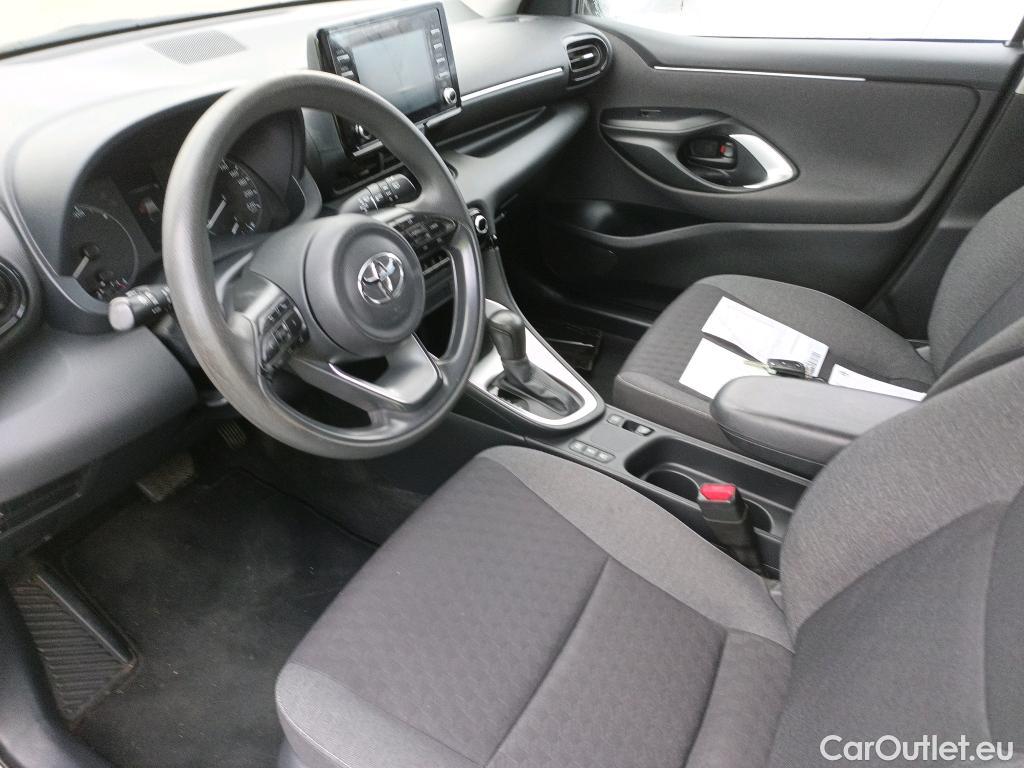  Toyota  Yaris TOYOTA  / 2020 / 5P / berlina con portón 1.5 120H Business Plus #14