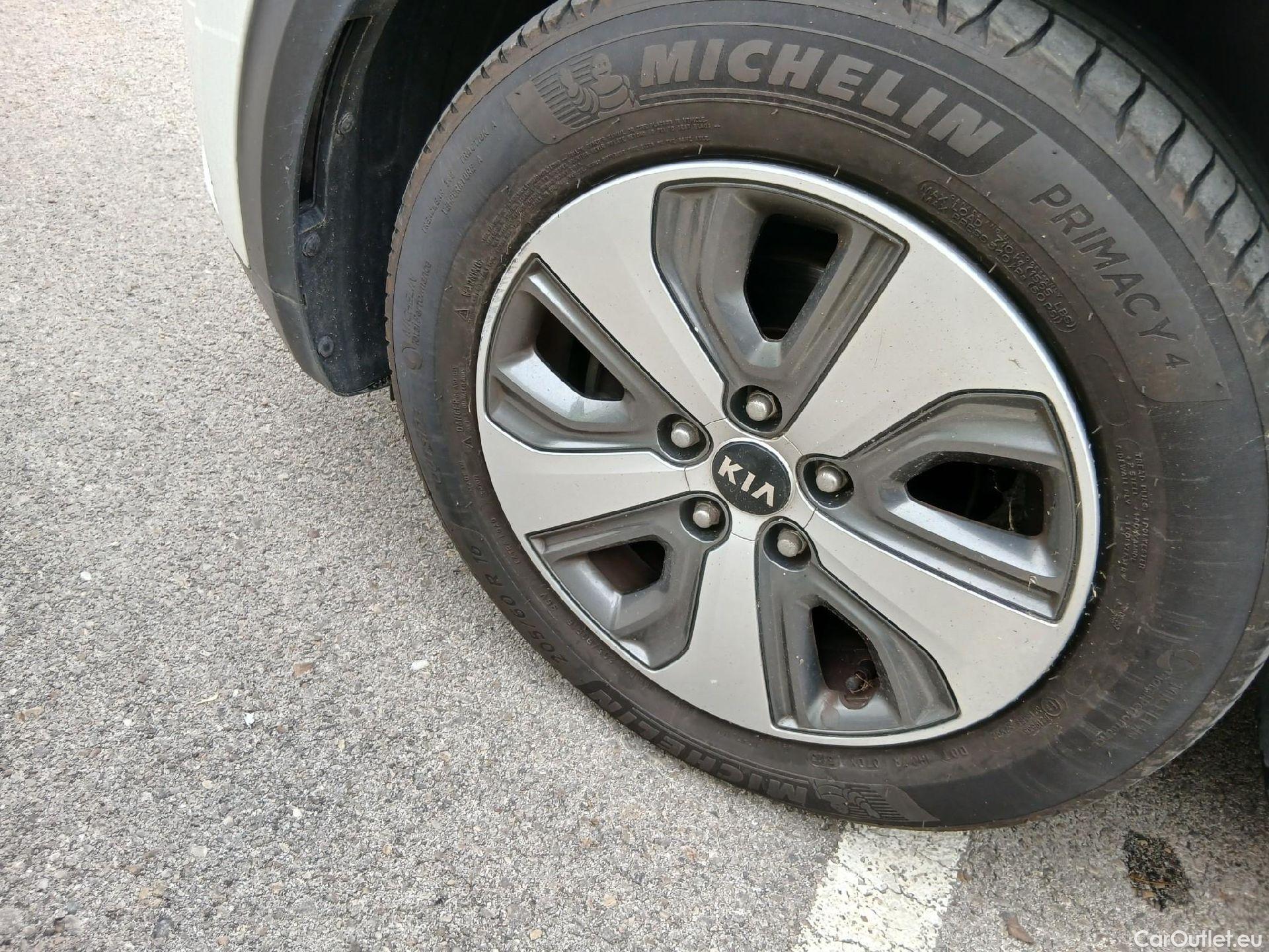  KIA  Niro KIA  Hïbrido Enchufable / 2016 / 5P / crossover 1.6 GDi Híbrido Enchufable 104kW Drive #8