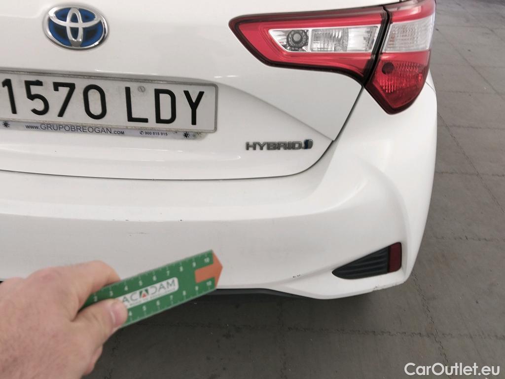  Toyota  Yaris TOYOTA  / 2017 / 5P / berlina con portón 1.5 100H Active #12