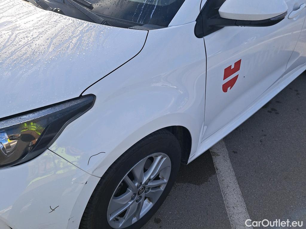  Toyota  Yaris TOYOTA  / 2020 / 5P / berlina con portón 1.5 120H Business Plus #3