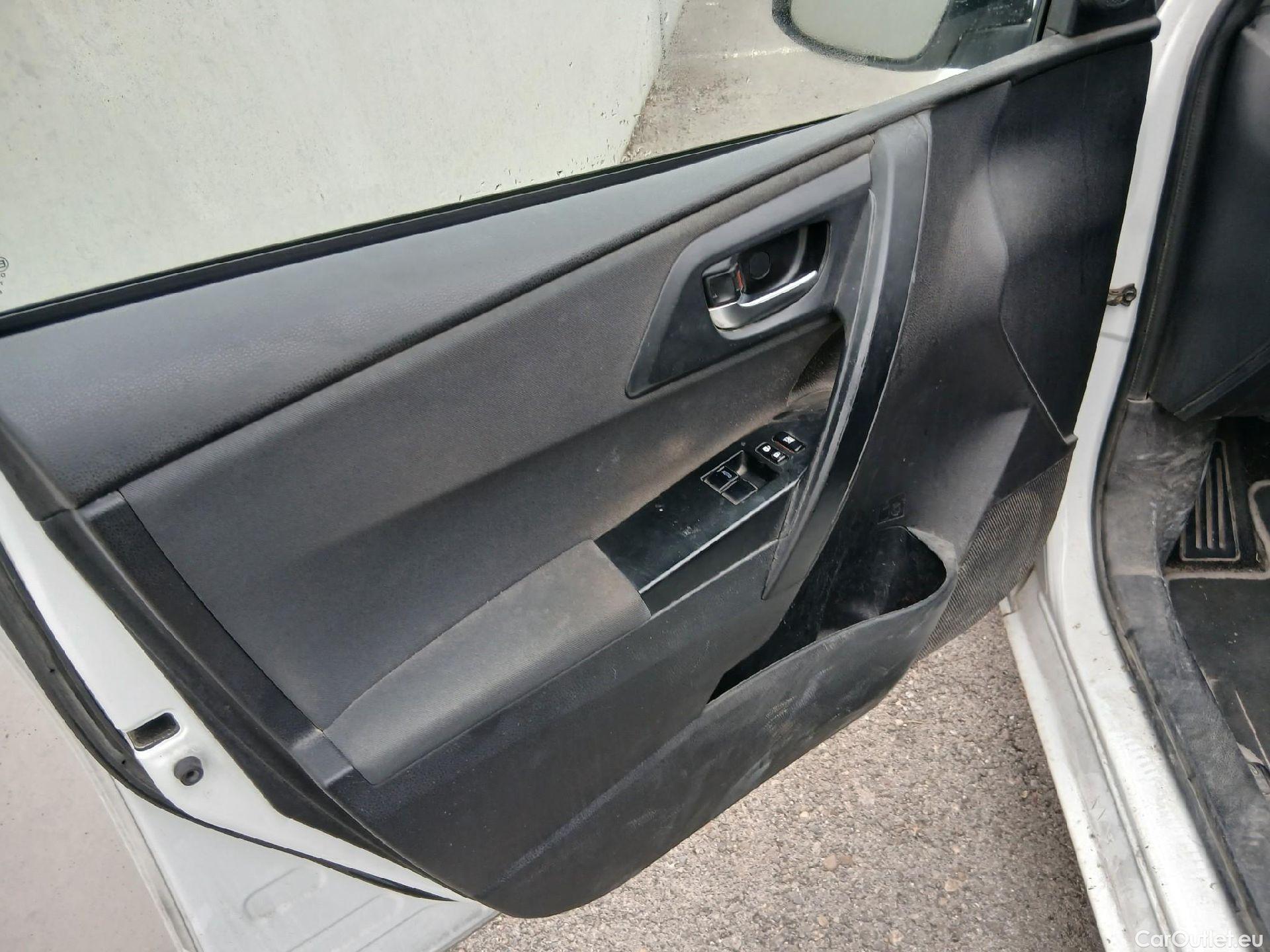  Toyota  Auris TOYOTA  / 2015 / 5P / berlina con portón 1.8 140H Hybrid Business #17