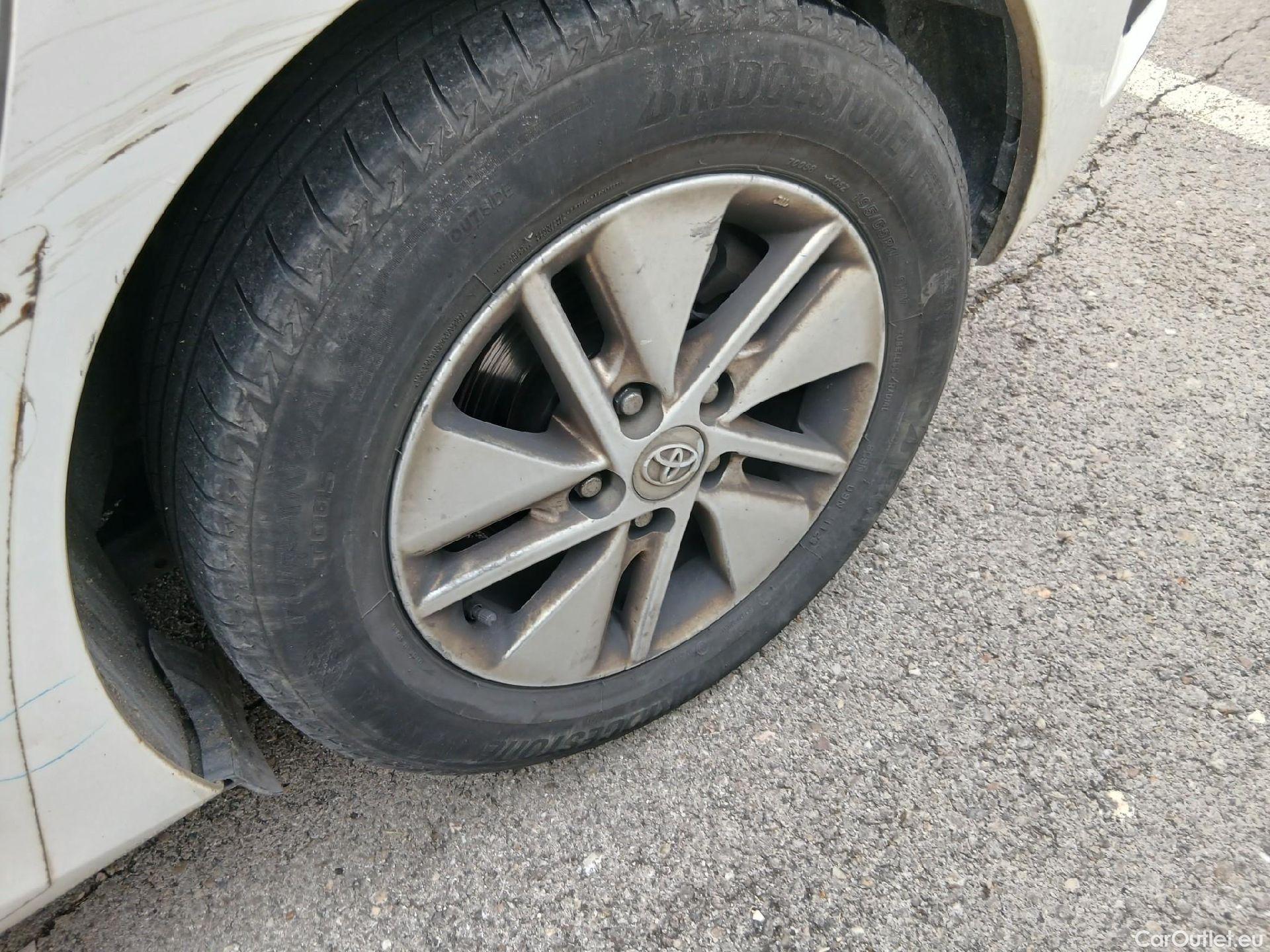  Toyota  Auris TOYOTA  / 2015 / 5P / berlina con portón 1.8 140H Hybrid Business #56