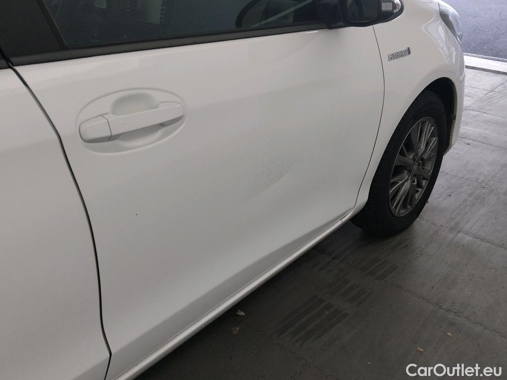  Toyota  Yaris TOYOTA  / 2017 / 5P / berlina con portón 1.5 100H Active #3