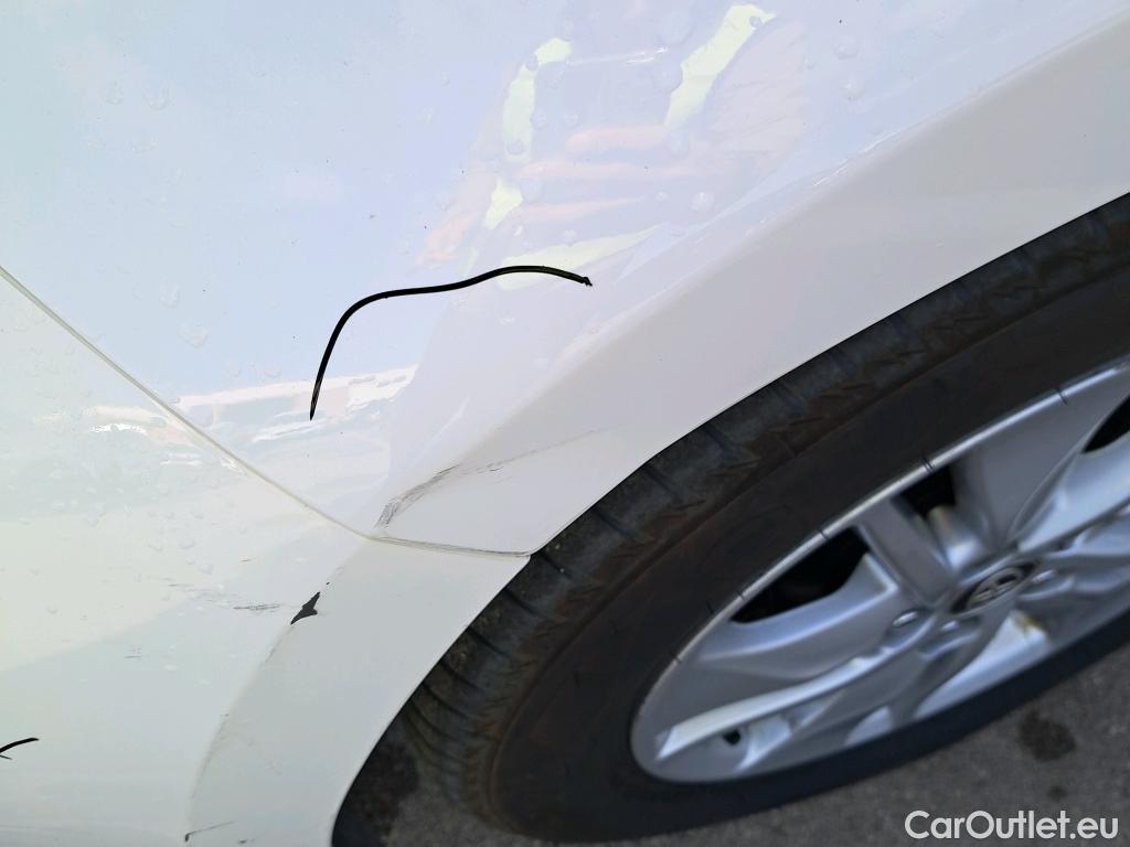  Toyota  Yaris TOYOTA  / 2020 / 5P / berlina con portón 1.5 120H Business Plus #4