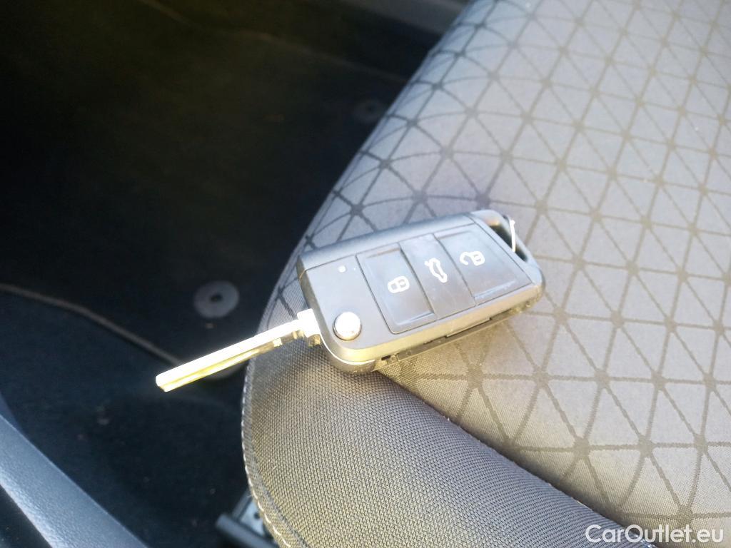  Volkswagen  T-CROSS VOLKSWAGEN  / 2018 / 5P / todoterreno Advance 1.0 TSI 81kW (110CV) DSG (AC3) #2