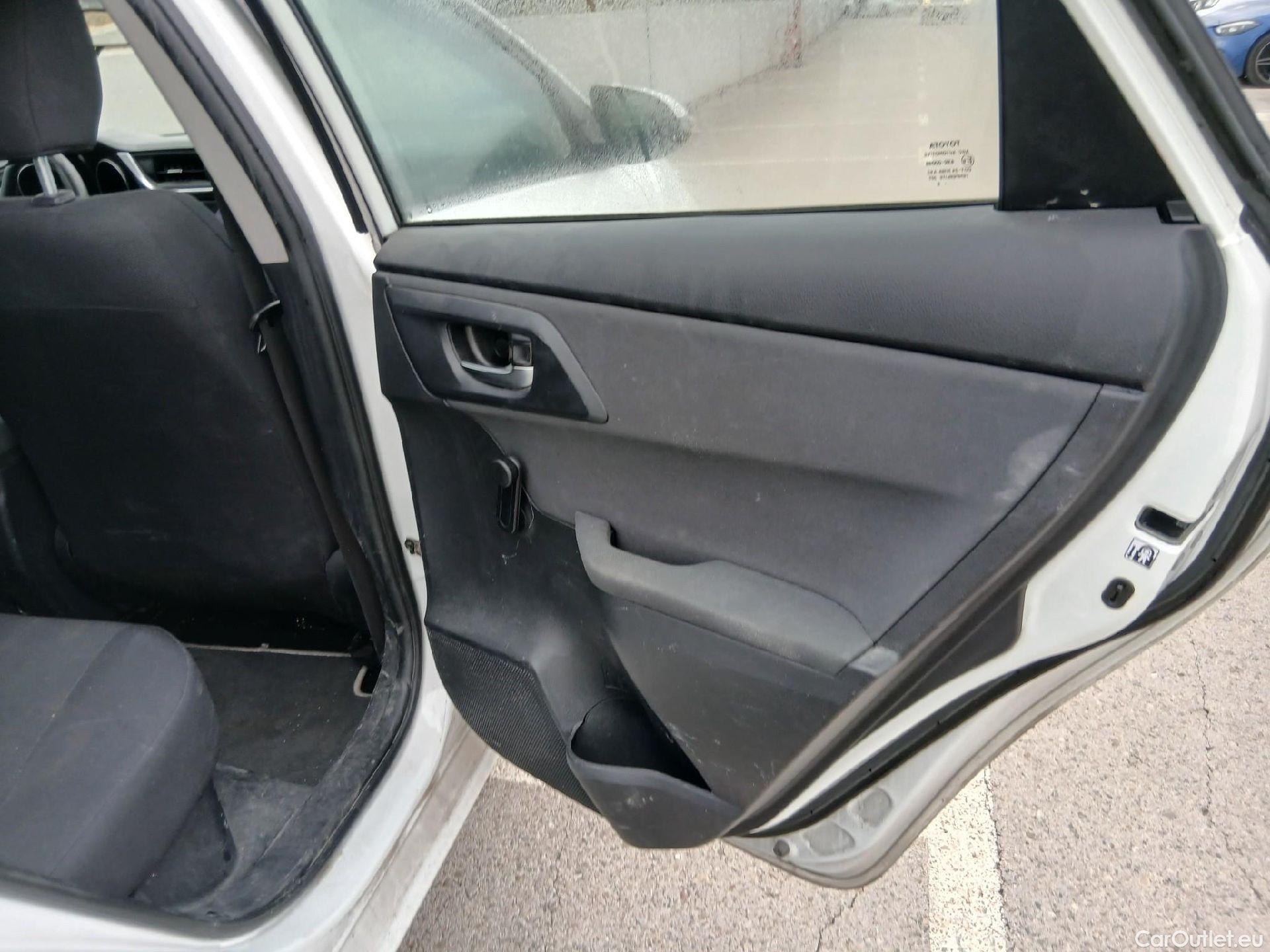  Toyota  Auris TOYOTA  / 2015 / 5P / berlina con portón 1.8 140H Hybrid Business #46