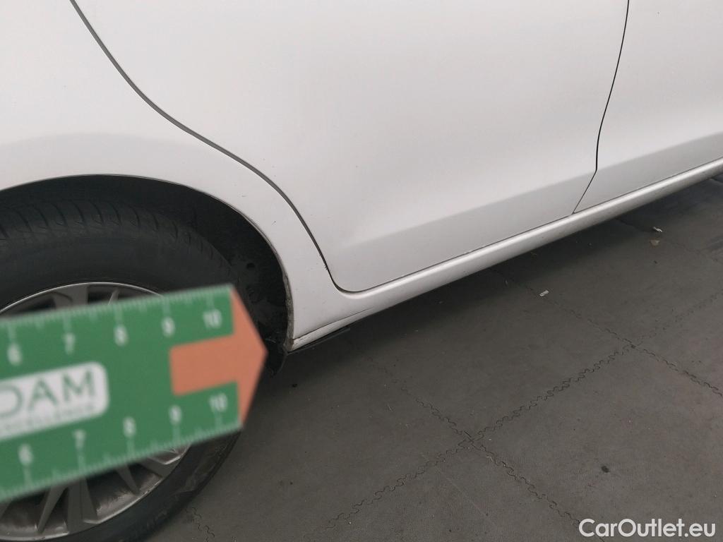  Toyota  Yaris TOYOTA  / 2017 / 5P / berlina con portón 1.5 100H Active #2