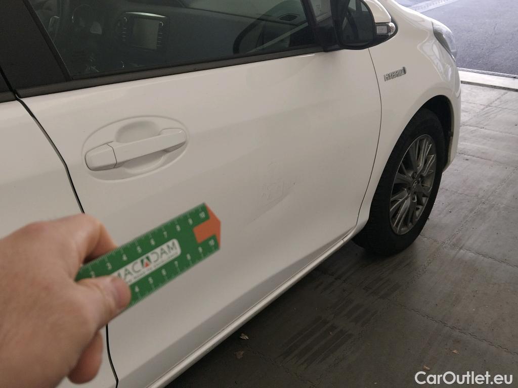  Toyota  Yaris TOYOTA  / 2017 / 5P / berlina con portón 1.5 100H Active #4