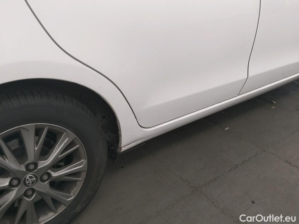  Toyota  Yaris TOYOTA  / 2017 / 5P / berlina con portón 1.5 100H Active #1