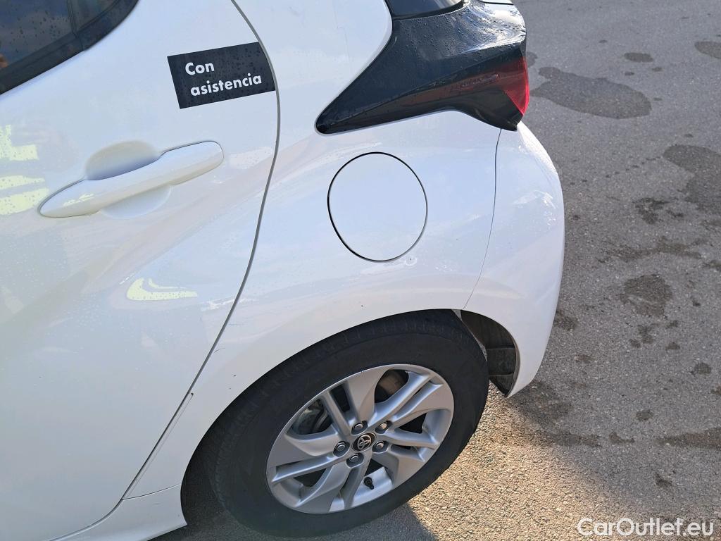  Toyota  Yaris TOYOTA  / 2020 / 5P / berlina con portón 1.5 120H Business Plus #17