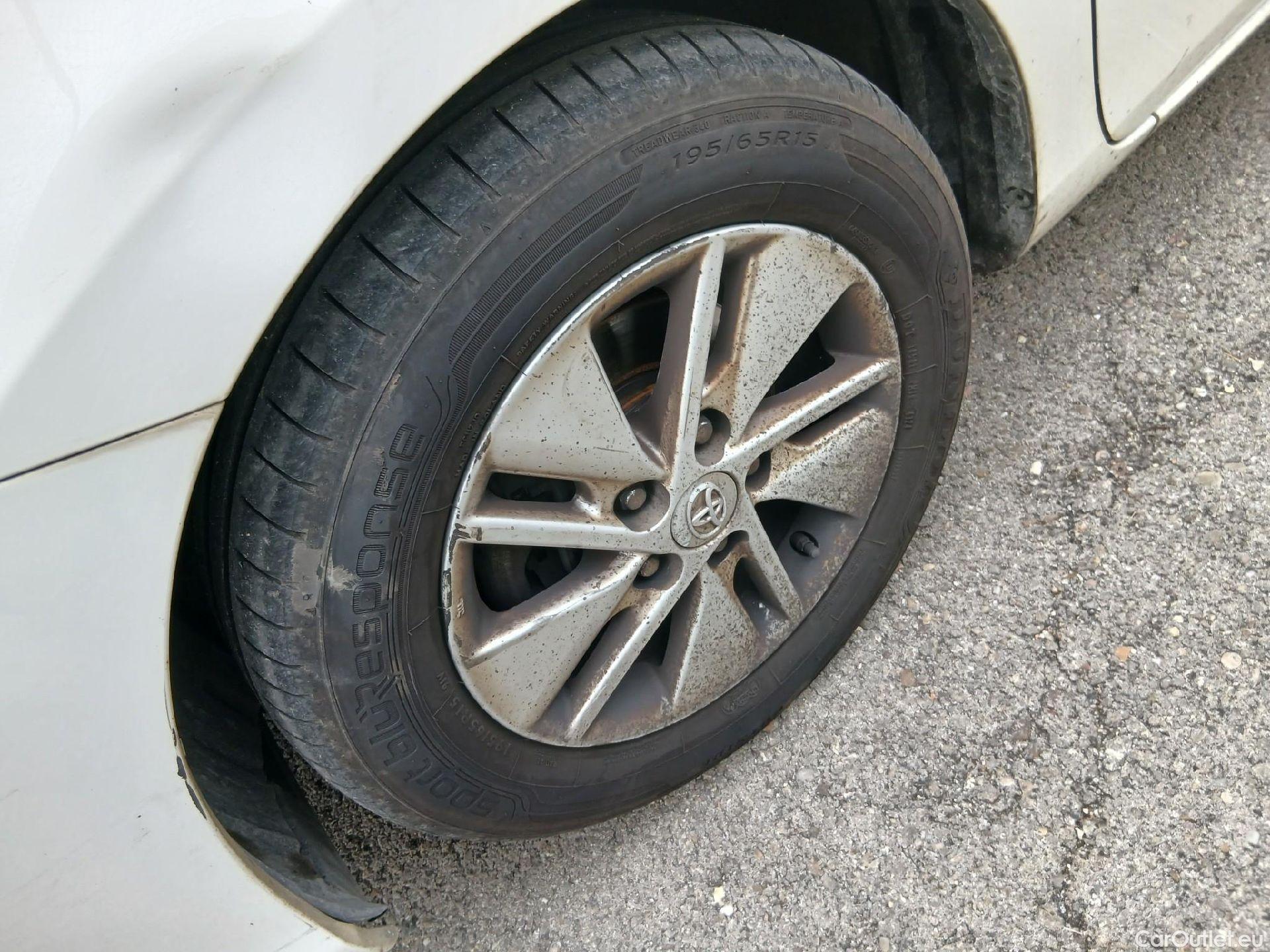  Toyota  Auris TOYOTA  / 2015 / 5P / berlina con portón 1.8 140H Hybrid Business #54