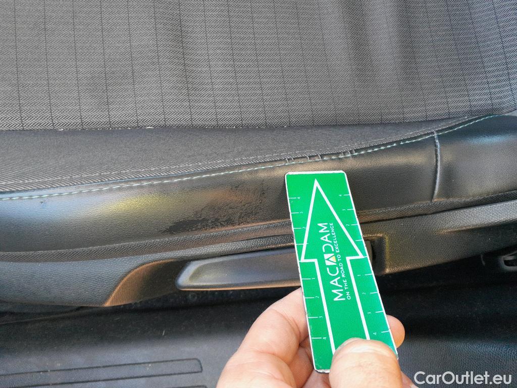  Peugeot  2008 PEUGEOT  / 2019 / 5P / todoterreno Allure Pack BlueHDI 81kW (110CV) #17