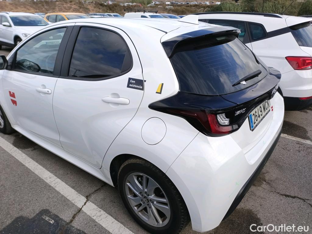  Toyota  Yaris TOYOTA  / 2020 / 5P / berlina con portón 1.5 120H Business Plus #3