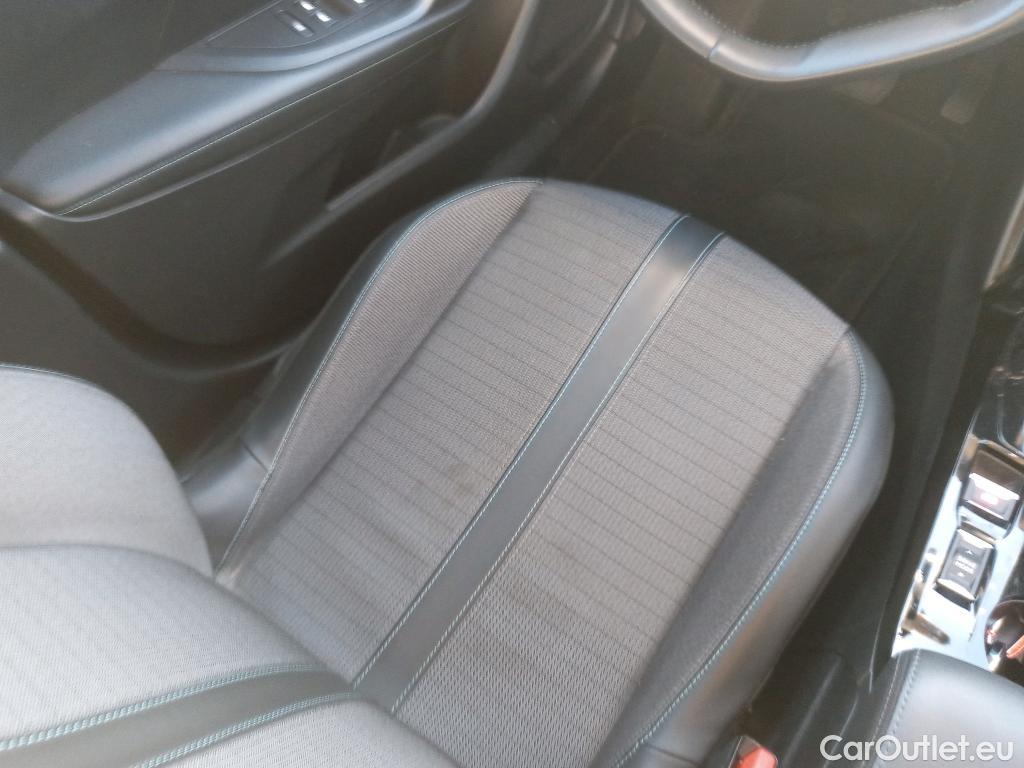  Peugeot  2008 PEUGEOT  / 2019 / 5P / todoterreno Allure Pack Puretech 130 S&S EAT8 (AC2) #48