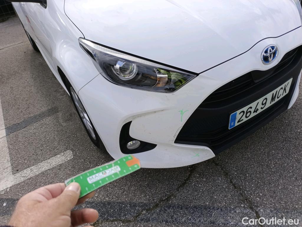  Toyota  Yaris TOYOTA  / 2020 / 5P / berlina con portón 1.5 120H Business Plus #7