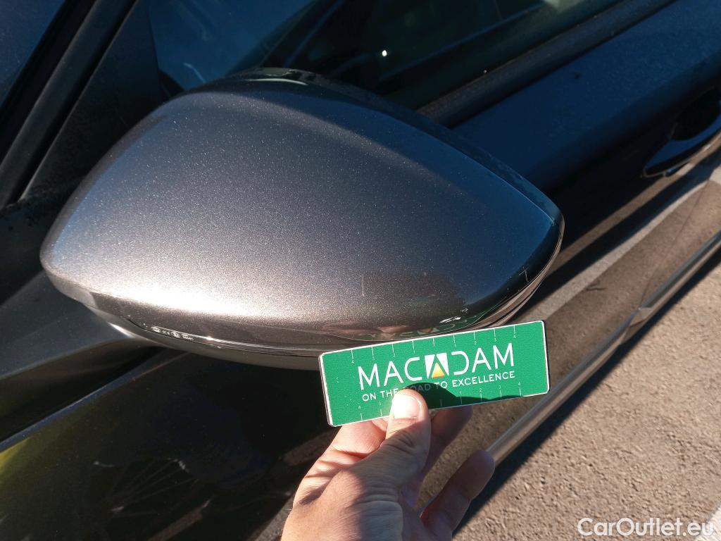  Peugeot  2008 PEUGEOT  / 2019 / 5P / todoterreno Allure Pack Puretech 130 S&S EAT8 (AC2) #44