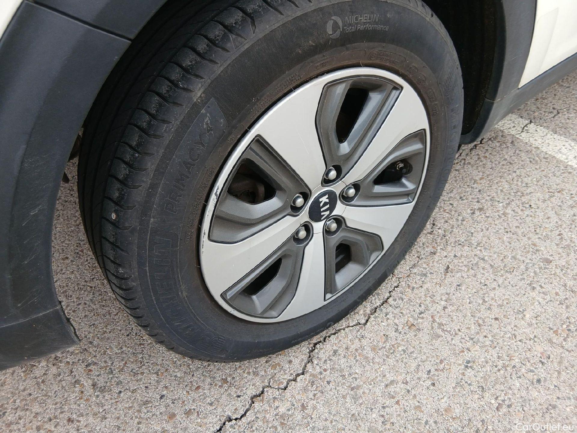  KIA  Niro KIA  Hïbrido Enchufable / 2016 / 5P / crossover 1.6 GDi Híbrido Enchufable 104kW Drive #16