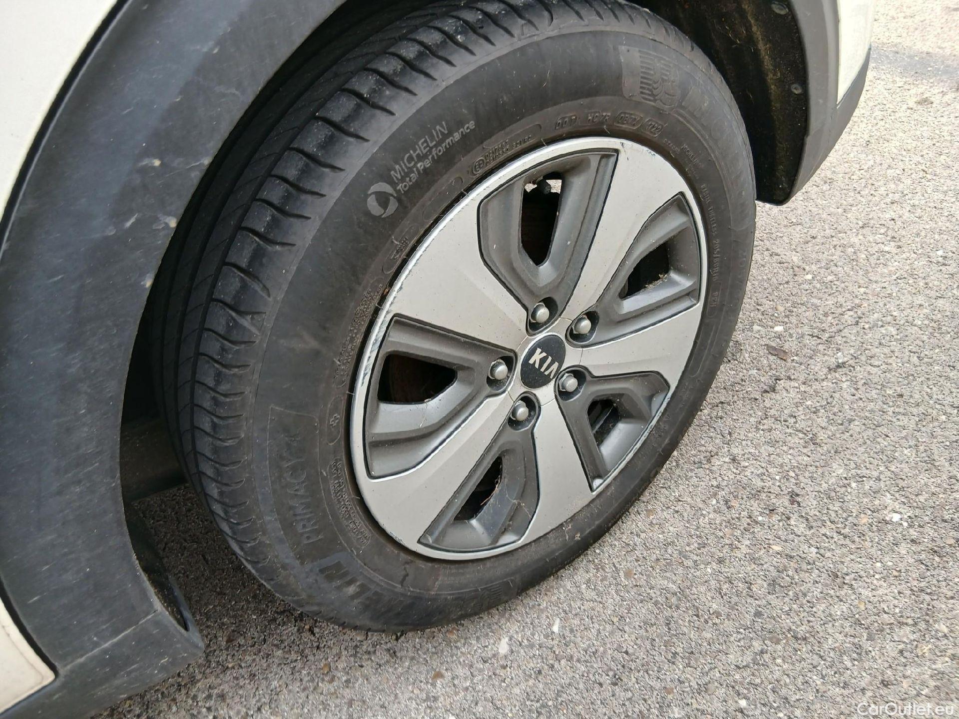  KIA  Niro KIA  Hïbrido Enchufable / 2016 / 5P / crossover 1.6 GDi Híbrido Enchufable 104kW Drive #7