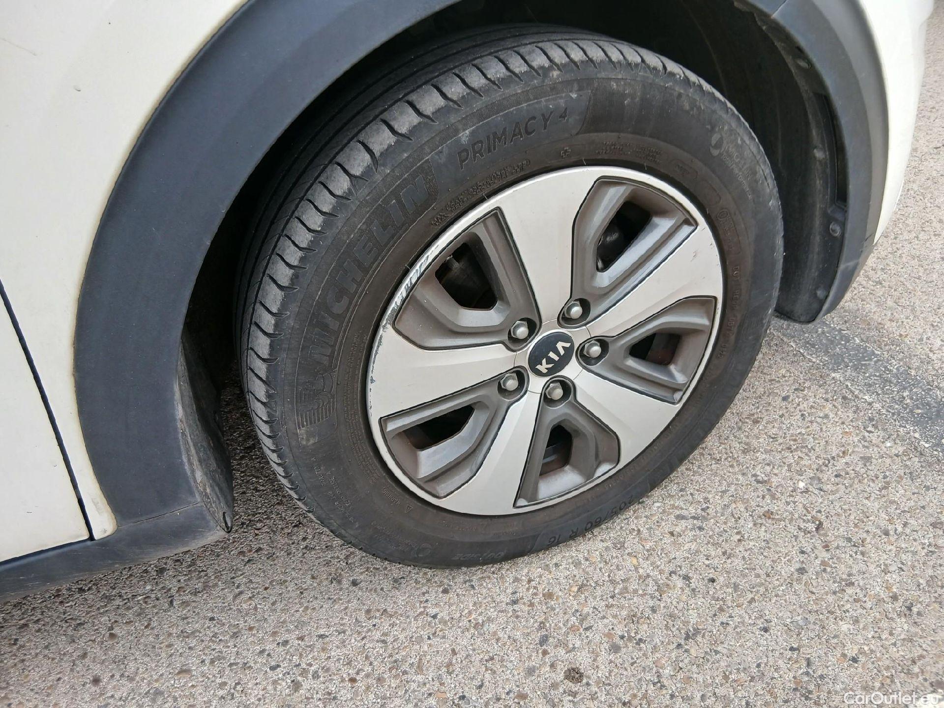  KIA  Niro KIA  Hïbrido Enchufable / 2016 / 5P / crossover 1.6 GDi Híbrido Enchufable 104kW Drive #19