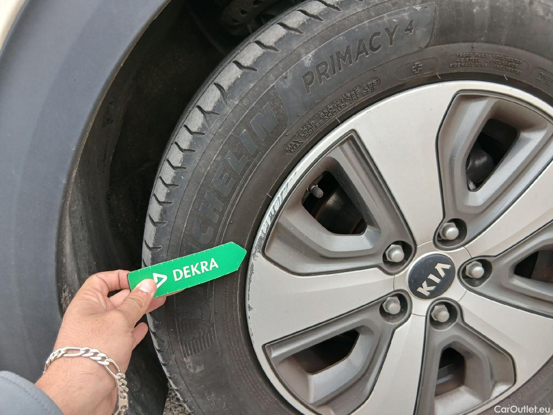  KIA  Niro KIA  Hïbrido Enchufable / 2016 / 5P / crossover 1.6 GDi Híbrido Enchufable 104kW Drive #18