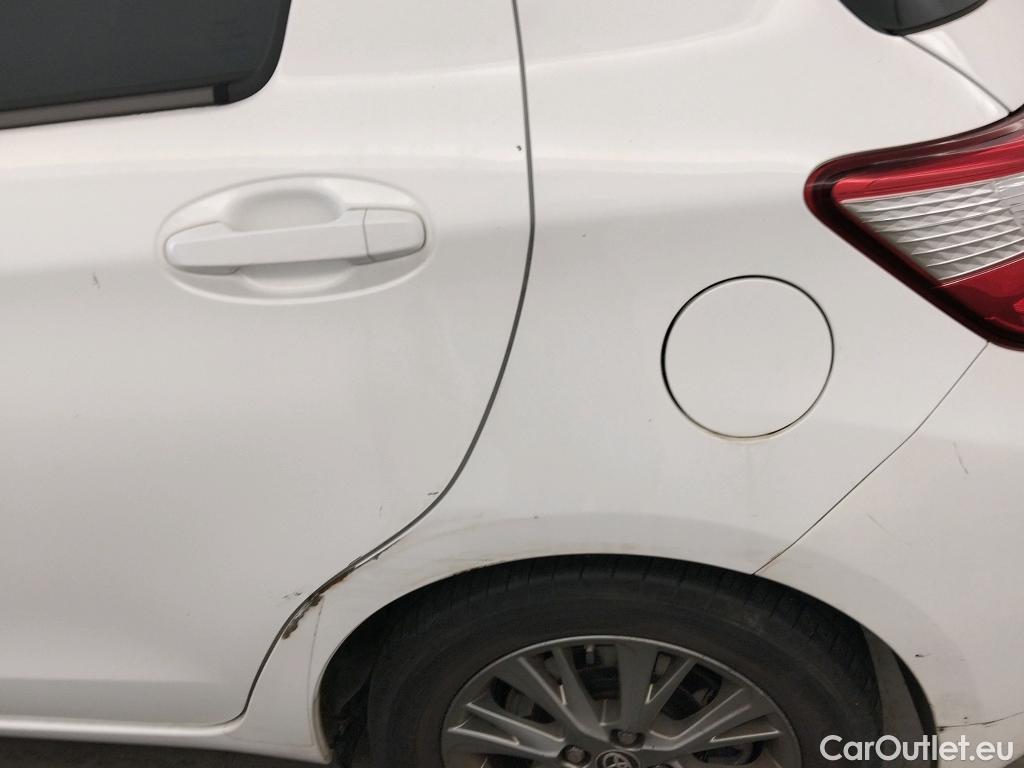  Toyota  Yaris TOYOTA  / 2017 / 5P / berlina con portón 1.5 100H Active #3