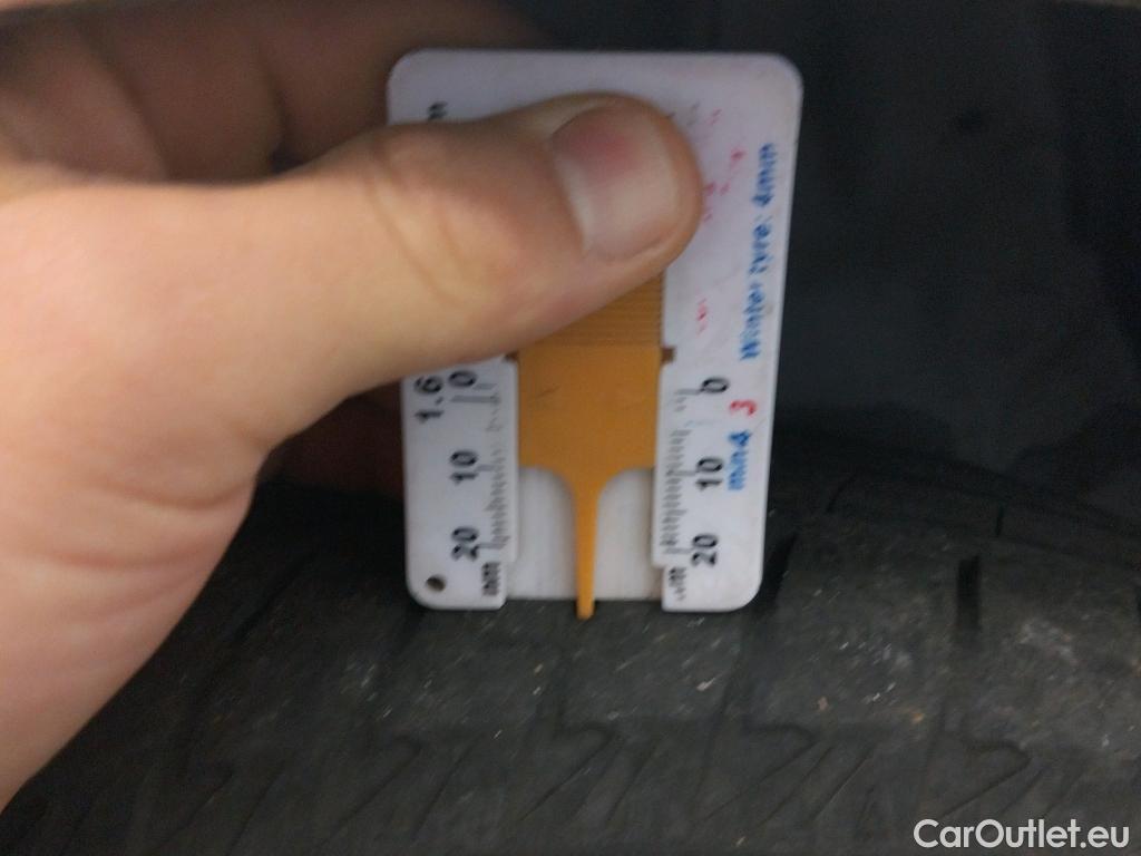  Toyota  Yaris TOYOTA  / 2017 / 5P / berlina con portón 1.5 100H Active #10