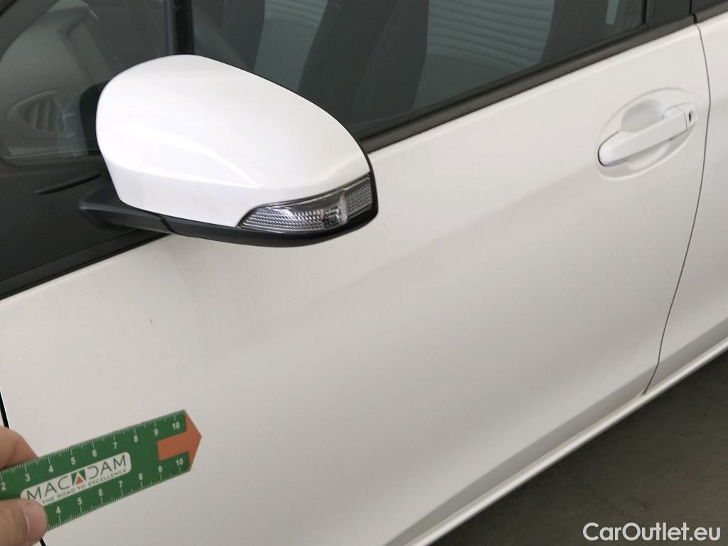  Toyota  Yaris TOYOTA  / 2017 / 5P / berlina con portón 1.5 100H Active #9