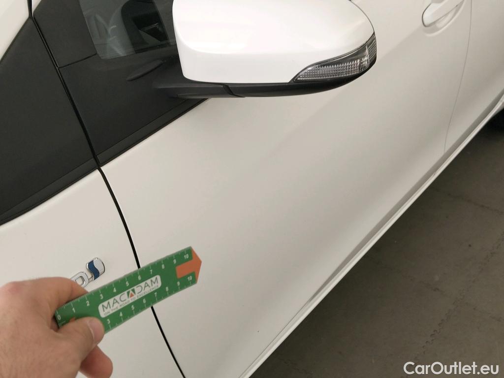  Toyota  Yaris TOYOTA  / 2017 / 5P / berlina con portón 1.5 100H Active #3