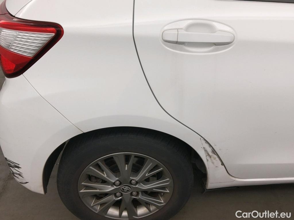  Toyota  Yaris TOYOTA  / 2017 / 5P / berlina con portón 1.5 100H Active #1