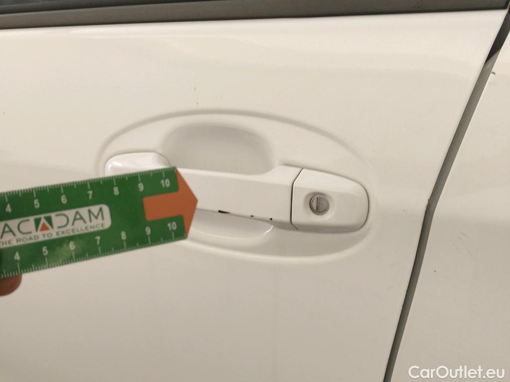  Toyota  Yaris TOYOTA  / 2017 / 5P / berlina con portón 1.5 100H Active #22