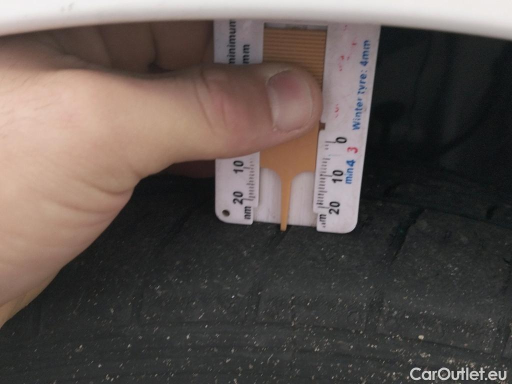  Toyota  Yaris TOYOTA  / 2017 / 5P / berlina con portón 1.5 100H Active #6