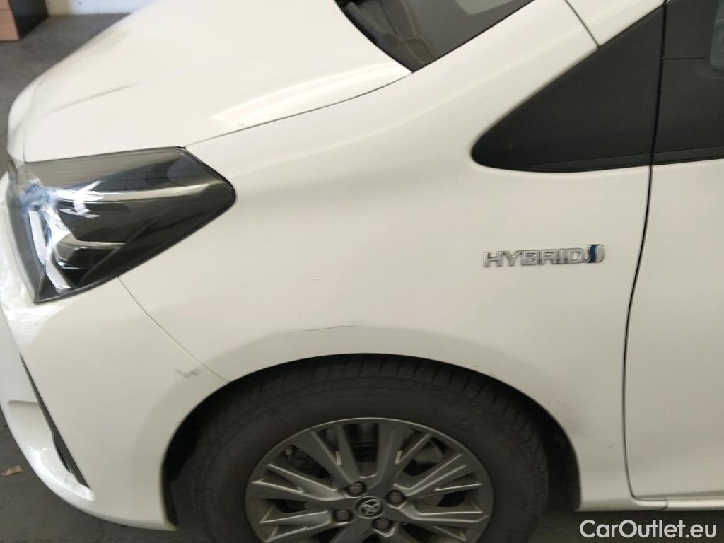  Toyota  Yaris TOYOTA  / 2017 / 5P / berlina con portón 1.5 100H Active #1