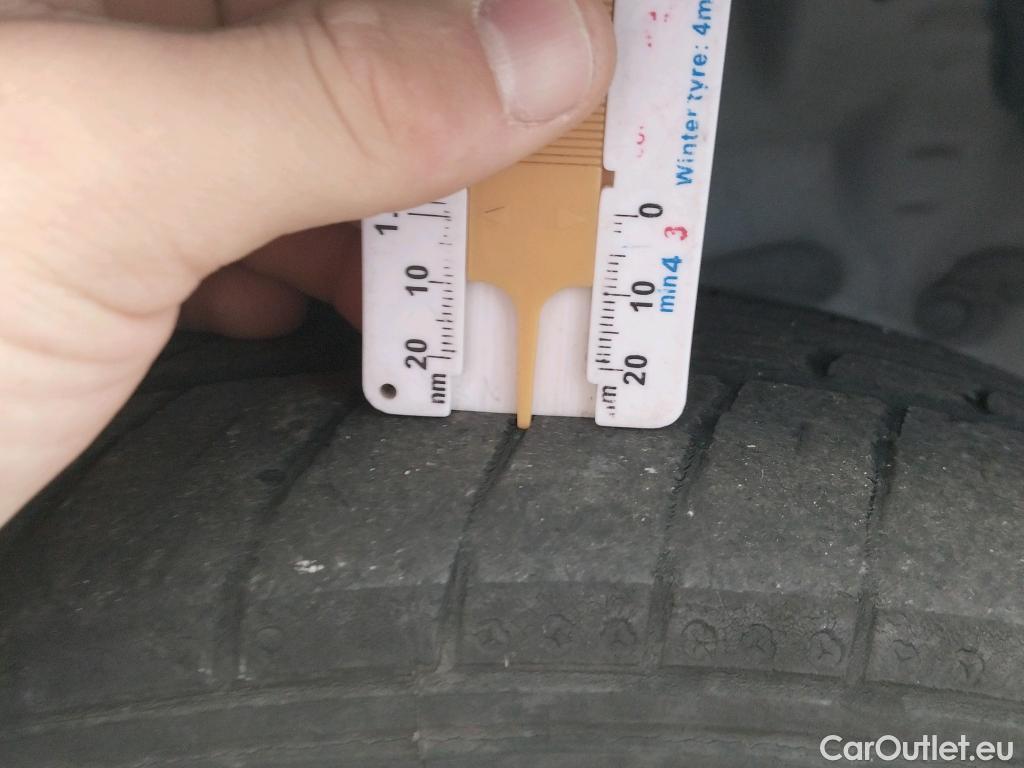  Toyota  Yaris TOYOTA  / 2017 / 5P / berlina con portón 1.5 100H Active #10