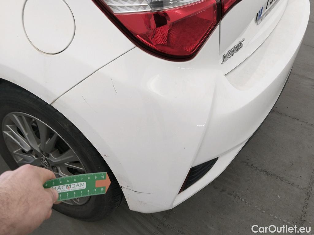  Toyota  Yaris TOYOTA  / 2017 / 5P / berlina con portón 1.5 100H Active #14