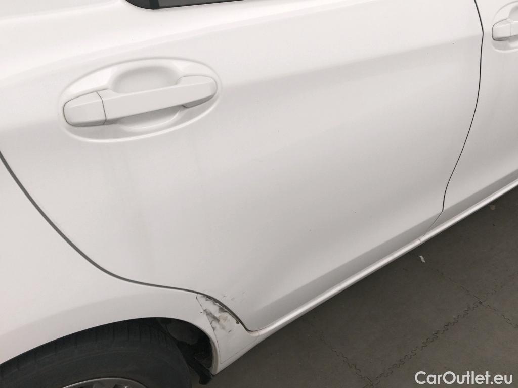  Toyota  Yaris TOYOTA  / 2017 / 5P / berlina con portón 1.5 100H Active #3