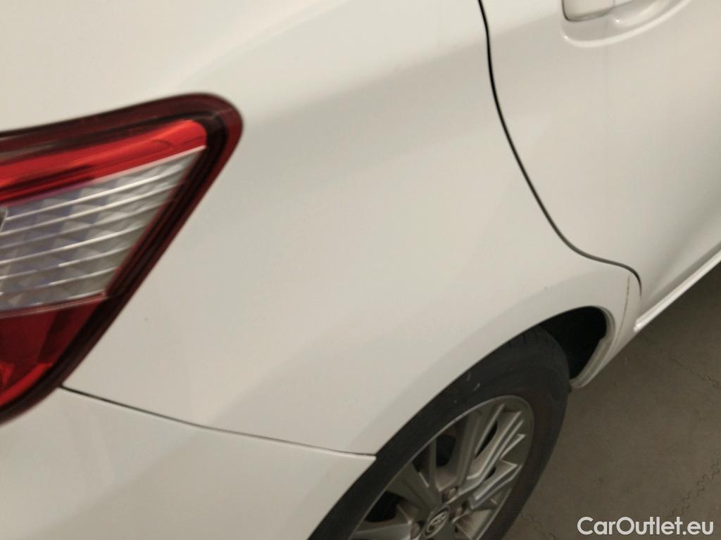  Toyota  Yaris TOYOTA  / 2017 / 5P / berlina con portón 1.5 100H Active #1