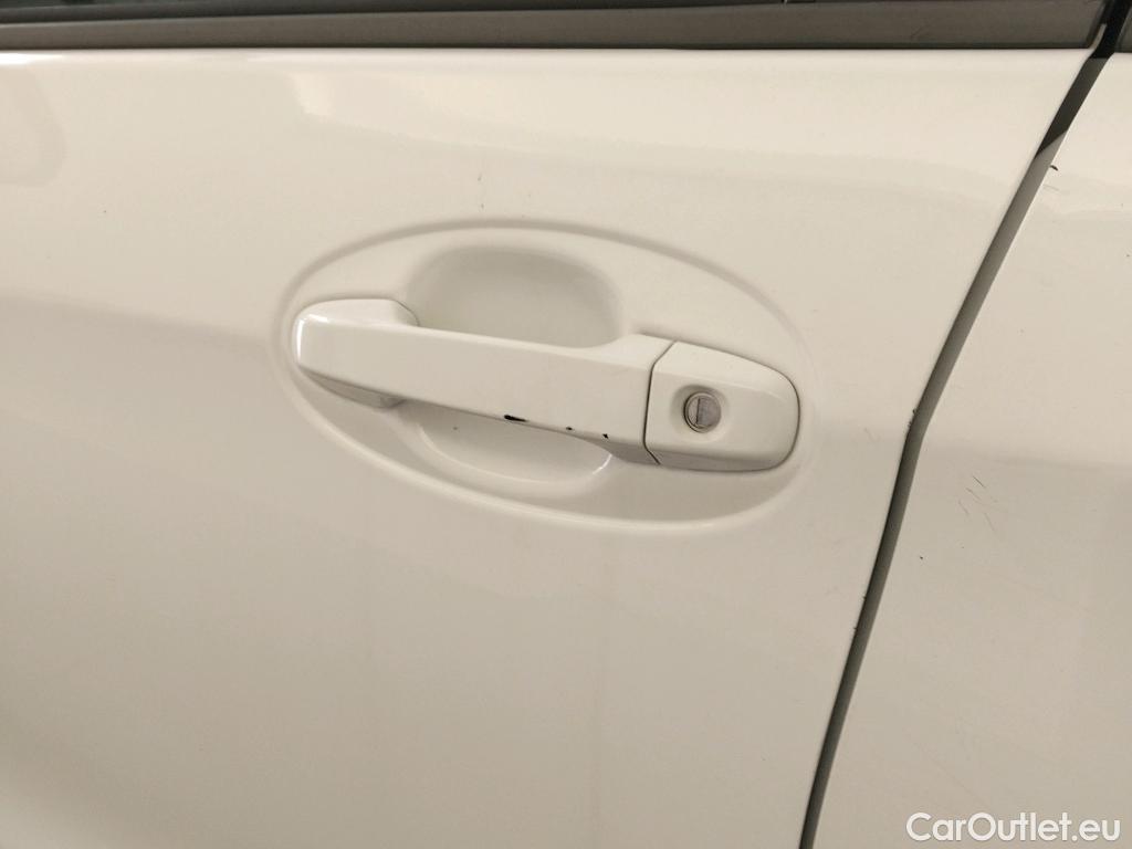  Toyota  Yaris TOYOTA  / 2017 / 5P / berlina con portón 1.5 100H Active #21