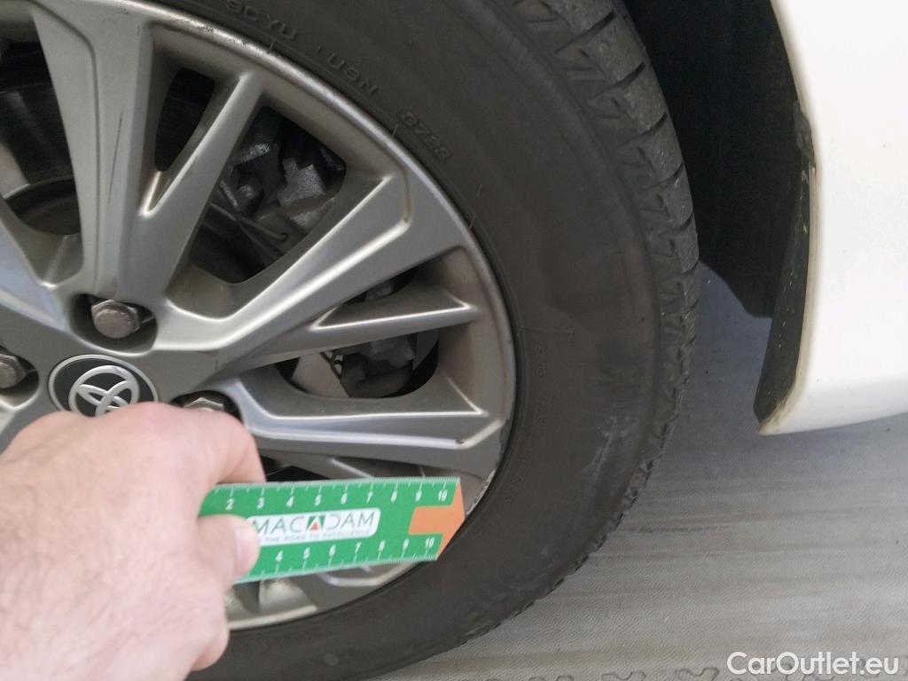  Toyota  Yaris TOYOTA  / 2017 / 5P / berlina con portón 1.5 100H Active #8