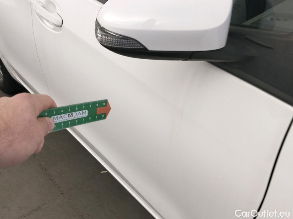  Toyota  Yaris TOYOTA  / 2017 / 5P / berlina con portón 1.5 100H Active #6