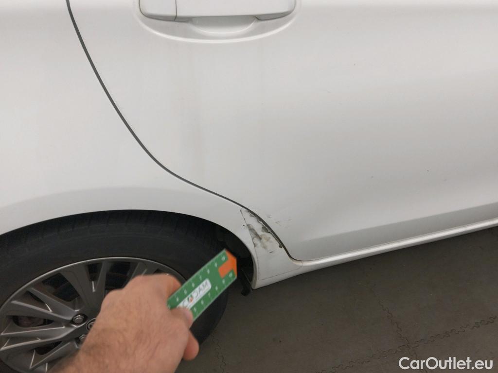  Toyota  Yaris TOYOTA  / 2017 / 5P / berlina con portón 1.5 100H Active #2