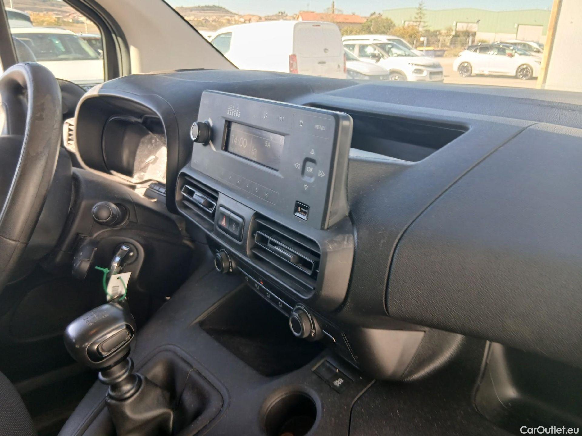  Citroen  Berlingo CITROEN  / 2018 / 5P / combi Talla M BlueHDi 100 S&S LIVE PACK (IND) #32