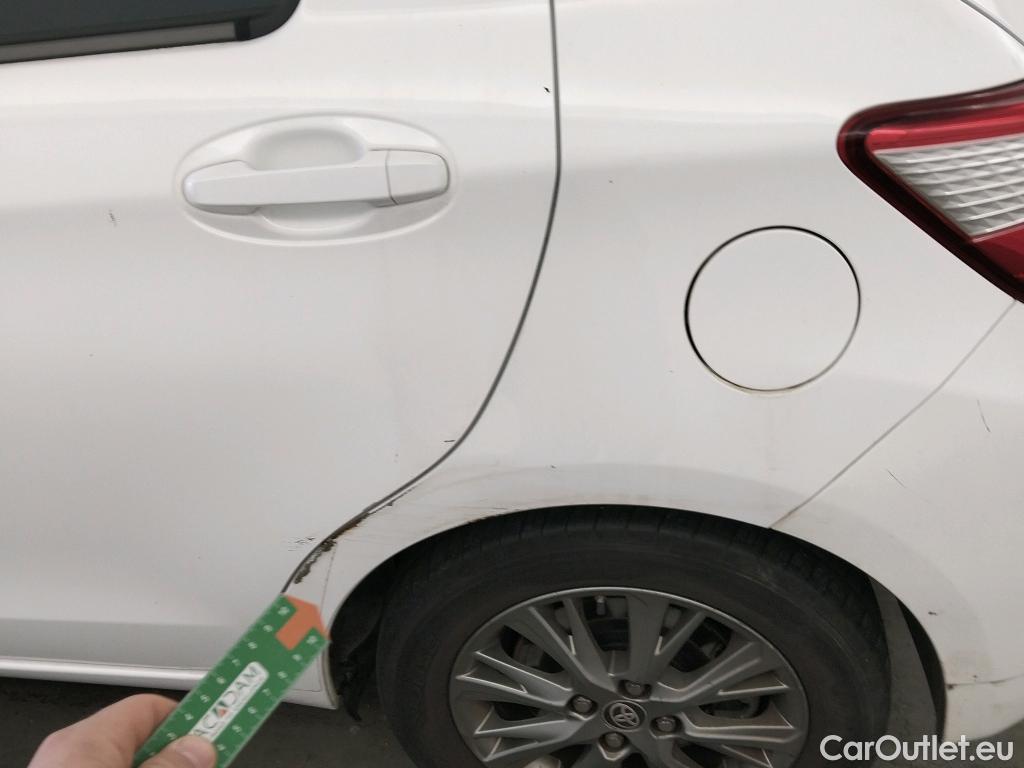  Toyota  Yaris TOYOTA  / 2017 / 5P / berlina con portón 1.5 100H Active #4