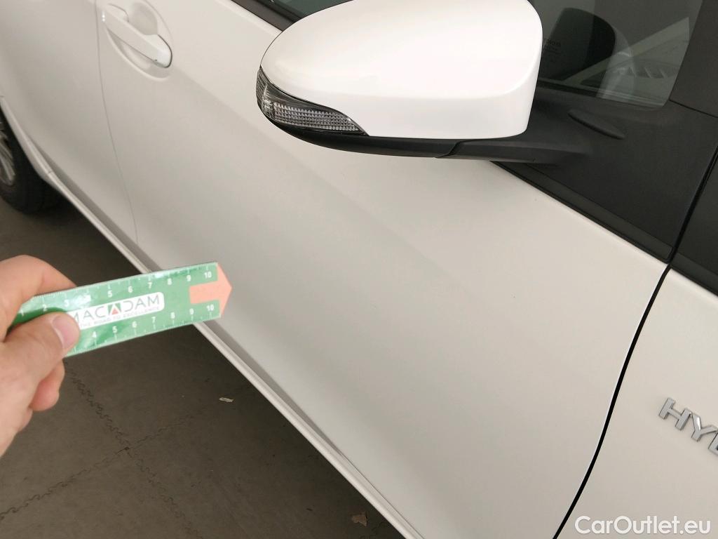  Toyota  Yaris TOYOTA  / 2017 / 5P / berlina con portón 1.5 100H Active #4