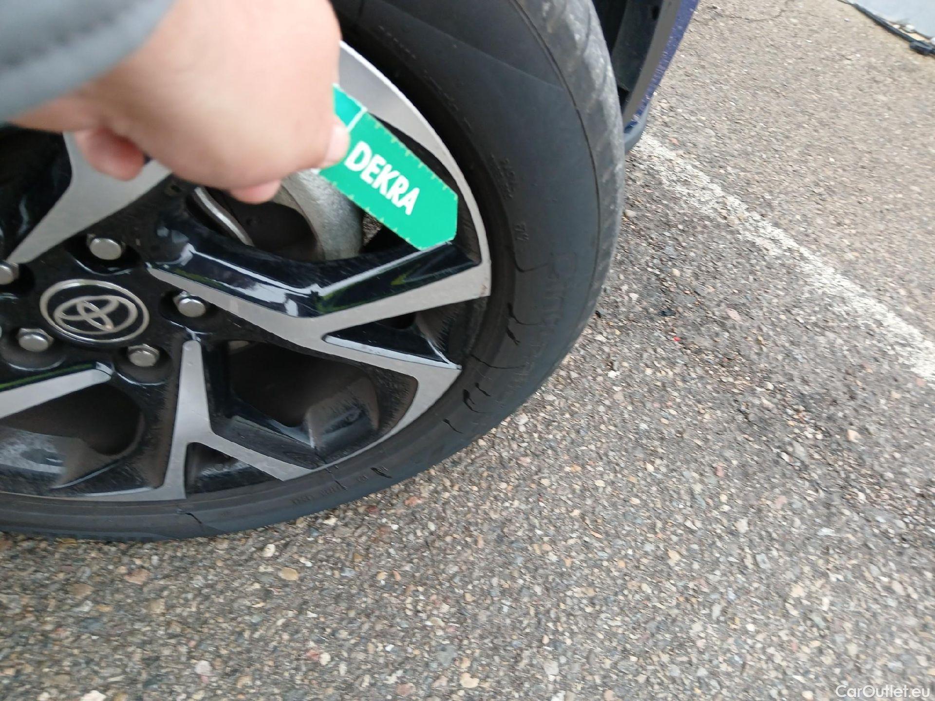  Toyota  C-HR TOYOTA  / 2019 / 5P / todoterreno 1.8 125H Advance #32