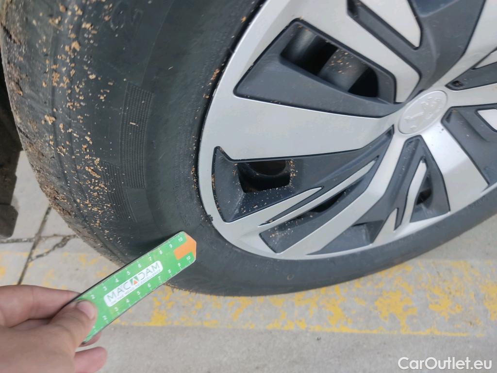  Peugeot  2008 PEUGEOT  / 2019 / 5P / todoterreno Active BlueHDI 81kW (110CV) #26